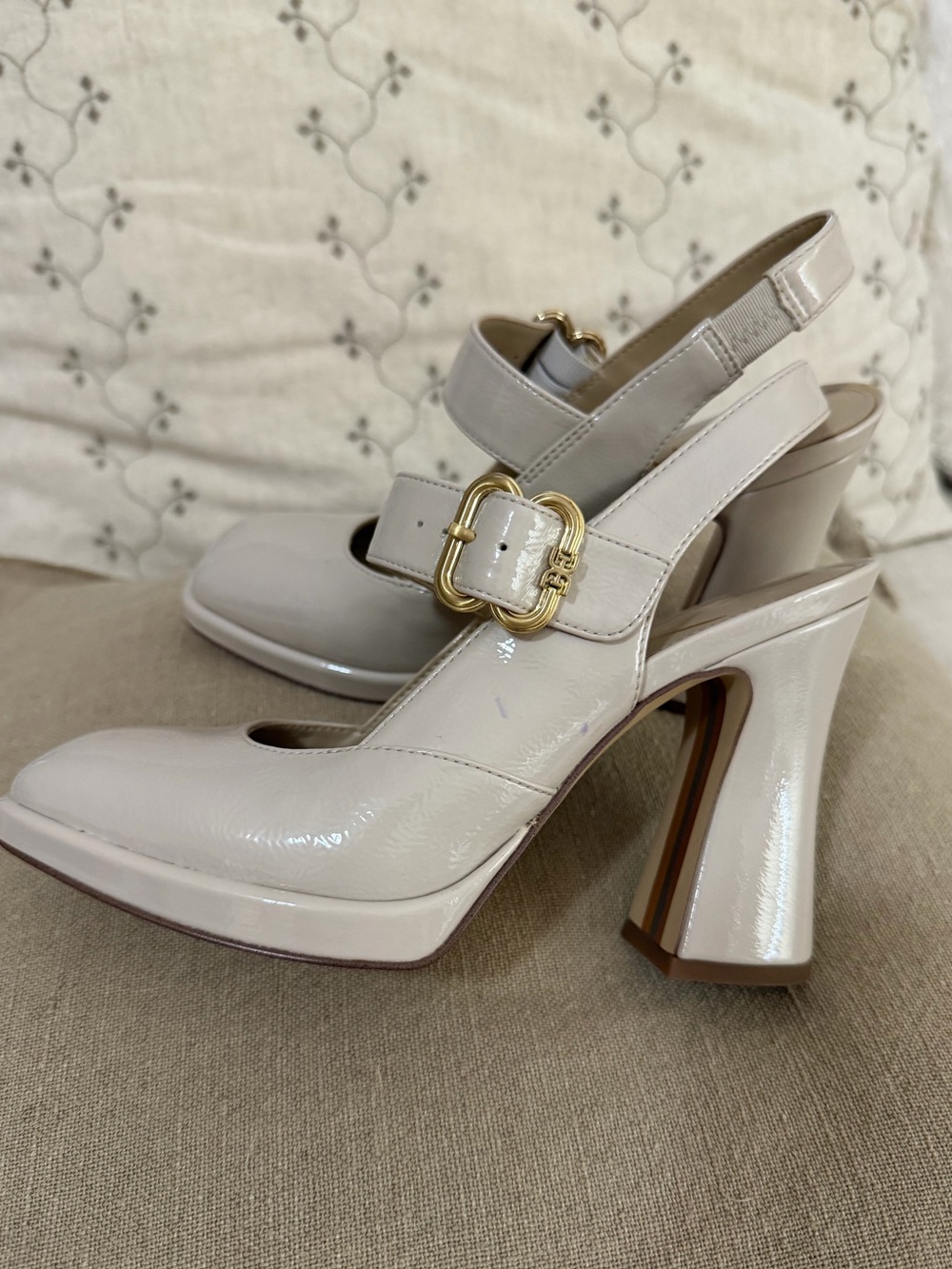 Sam Edelman size 6 Jildie Patent Slingback Heels in Linen Beige with Gold Buckle - Picture 5 of 8